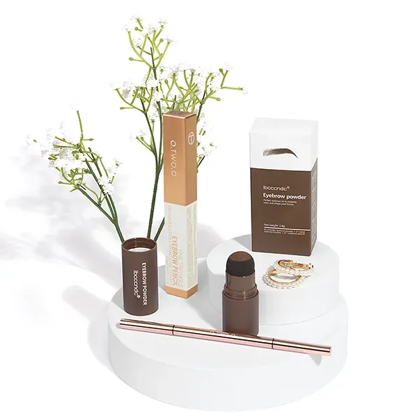 Produits de maquillage mis en scène sur des socles blancs avec des fleurs
