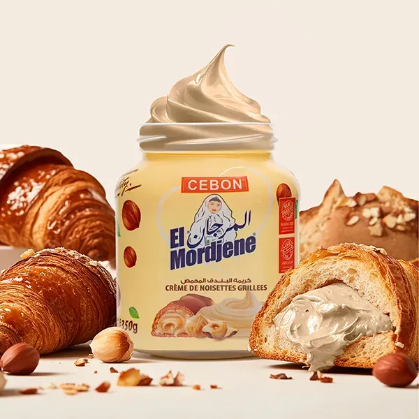 Pot de crème de noisettes entouré de croissants et de noisettes