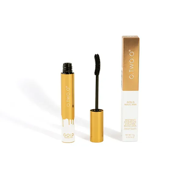 Mascara doré et son étui posés sur fond blanc